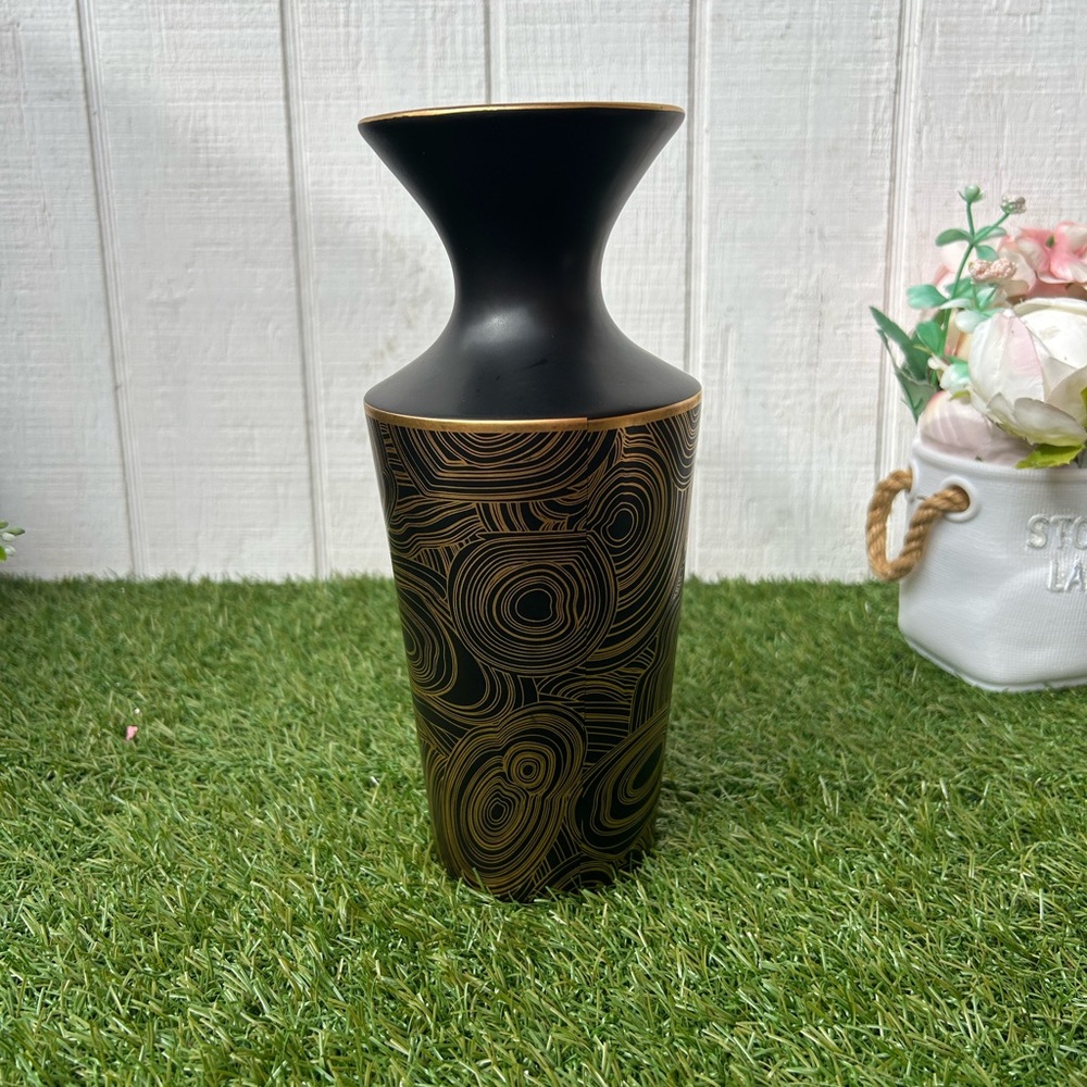 JONATHAN ADLER
MALACHITE BLACK & GOLD FUTURA VASE BLACK AND GOLD VASE
$250 NEW - Picture 5 of 16